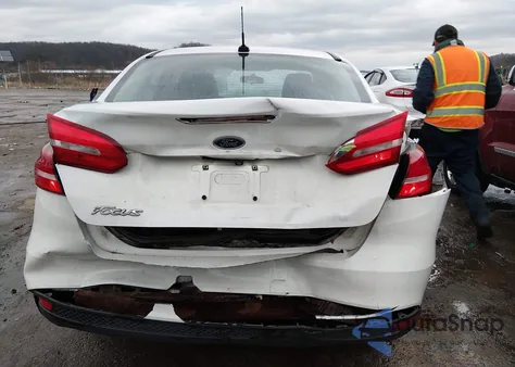 2018 Ford Focus S z USA, uszkodzony, nr VIN 1FADP3E21JL239488